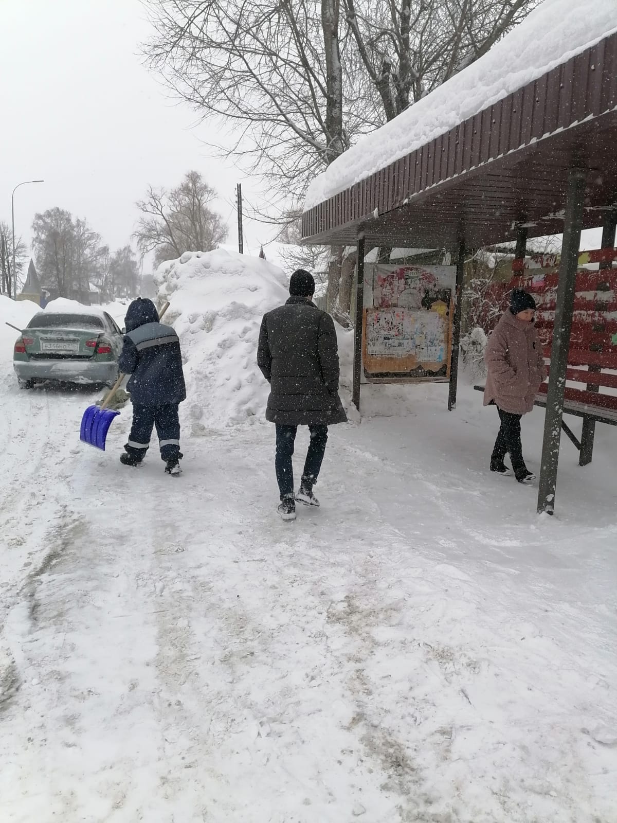 В Елабуге расчищают снег на остановочных павильонах и тротуарах |  07.02.2024 | Елабуга - БезФормата